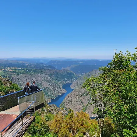 Casa Cerralleiro. Casa Vacacional En Parada De Sil. Ribeira Sacra. 別荘 *